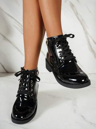 Dam Höst/vinter Nya Svarta Lackskinn Snörning Sidodragkedja Hjärtdekor Lyxiga Mode Mångsidiga Catwalk Party Biker Ankelstövlar, Casual Outdoor Europeisk & Amerikansk Retro Stil Korta Stövlar, Influencer Rekommenderas Sagoliknande Fransk Minimalistisk Design Resort Ankelstövlar med Klack