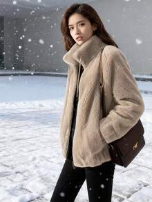 Women's Faux Shearling Fleece Jacket - Full Zip, Soft Warm & Cozy With Functional Pockets | Fall Winter Casual Everyday Wear. Made Of Soft, Faux Fur Fabric With A Drawstring Stand Collar, This Solid-Color Jacket Balances A Sweet, Cool, And Warm Look With An Eye-Catching Yet Understated Style, Making It A Sophisticated Piece To Brighten Up Your Fall And Winter Outfits. Suitable For Everyday Outings, Coffee Shop Visits, And Casual Commutes, It's Comfortable For Both Indoor And Outdoor Wear. - 卡其色 - 查看 4