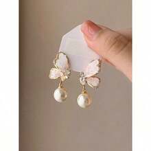 Korean Elegant Pearl Flower Vintage Stud Earrings, Niche Personalized Versatile Jewelry Accessories - 蝴蝶型 - 查看 1
