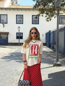 Camiseta Feminina Gola Redonda Estampa Verão SARDINES com fundo Vermelho Blusa em Algodão