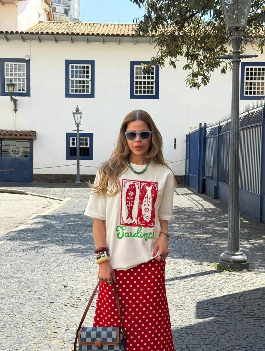 Camiseta Feminina Gola Redonda Estampa Verão SARDINES com fundo Vermelho Blusa em Algodão