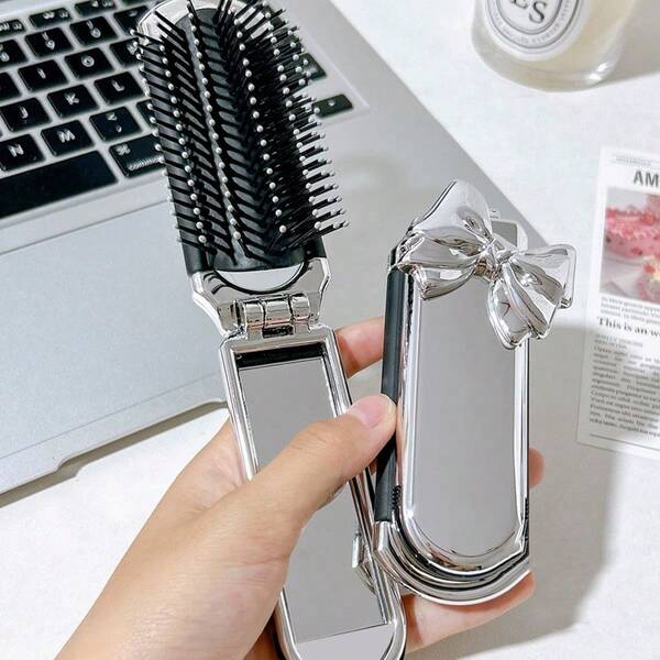 1 Stück faltbarer Airbag Kamm Silber Make-up Spiegel Multifunktions-Spiegel Kamm tragbar Mini Spiegel, Haarbürste, Kamm, Bürste, Haarbürste, Bürsten für Haare, Haarkämme, Massage, Haaraccessoires, Reiseessentials für Frauen, Geschenke, Freunde, Haarbürste, Slick Back Bürste, Stylingbürste, Bürste für lockiges Haar, Edge Bürste, Haarkamm, Haare bürsten, Haarbürstenset, Haare kämmen, Kamm für Locken, Entwirrbürste, Haarbürste für Frauen, Haare, Reisen, Haarprodukte, Haarwerkzeuge, Harzeug, Friseur, Friseurzubehör, Friseursalon, Friseurausrüstung