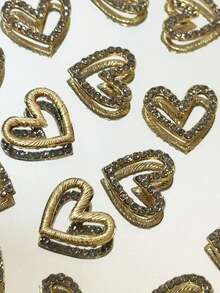 一包10个，约42g，暗黑哥特情人节爱心3D DIY手工周边朋克辣妹高端感小众可做耳环手链项链戒指饰品发夹饰品。原料采用厚涂层制作，表面光滑，流淌着自然的工艺和细致的工艺。搭配整件首饰，表面优雅而不失魅力。图案简洁明了，立体感强