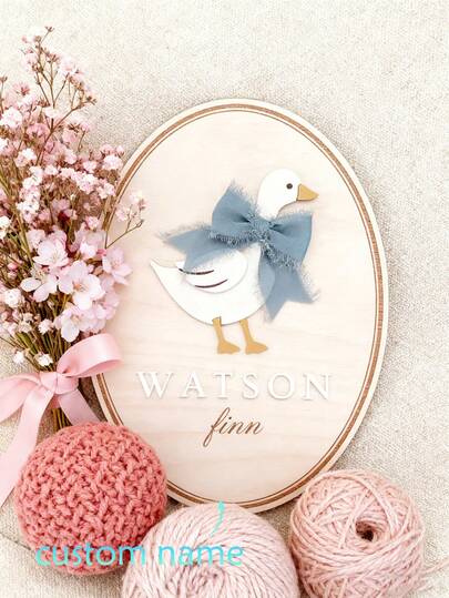 1 pieza Tablero de anuncio de nacimiento personalizado con nombre y logotipo de ganso con lazo, tablero de anuncio de nacimiento personalizado, multifuncional, decorativo, con letras, de moda, colorido, kawaii, lindo, casual, único, personalizado, para familiares y amigos, recuerdos de padres primerizos de moda, regalos para nuevas madres, regalos familiares, regalos conmemorativos, regalos de Navidad.