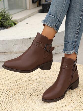 Bruna stövlar med spänne och nitar - Damstövlar med mellanhög klack - Spetsig tå, dragkedja i sidan, smalare modell - Retro casual stil - Lämplig för pendling, dejting och flera tillfällen - Oumbärlig för höst/vinter