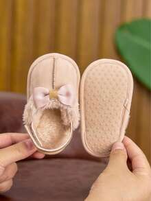 0-1 岁婴幼儿女童鞋，室内家居魔术贴蝴蝶结休闲软底可爱毛绒婴儿女童拖鞋，秋冬