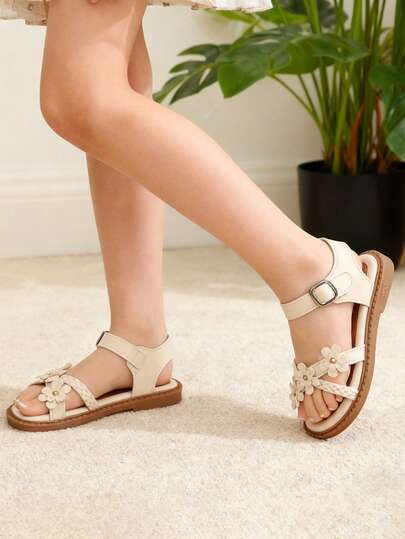 Oferta limitada en caliente 2025, regalo perfecto para fiestas (Navidad/Año Nuevo) Sandalias para niñas, estilo princesa coreano INS, zapatos planos lindos, adecuados para niñas de 3 a 12 años, cuero sintético de calidad, decoración floral 3D, correa de tobillo, cierre de gancho y bucle, suela suave antideslizante, ajuste cómodo, amado por los niños, opción sin preocupaciones para las mamás, adecuado para uso en interiores y exteriores.