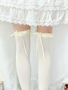 زوج أو ثلاثة أزواج من جوارب طويلة حتى الركبة مزينة بالدانتيل والفيونكة، مريحة للخريف الجديد