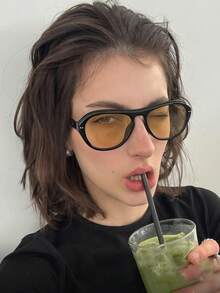 一副椭圆形复古时尚眼镜，男女皆宜，百搭时尚眼镜，适合日常佩戴、街头摄影、度假、海滩、女士配饰、返校季等场合。 - 茶色 - 查看 2