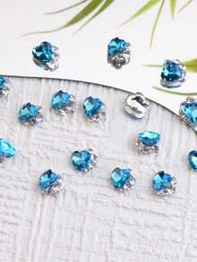 10 كرات زرقاء على شكل قلب مرصعة بالراين ستون، كل منها يتلألأ بلمعان مسحور، كأنها كنوز غامضة من أعماق البحر. هذه الزينات الفاخرة لا تقدم تأثيرات بصرية رائعة فحسب، بل هي أيضًا مذهلة في الاستخدام، إذ يكفي ضغطة خفيفة لإكمال زينة الأظافر.