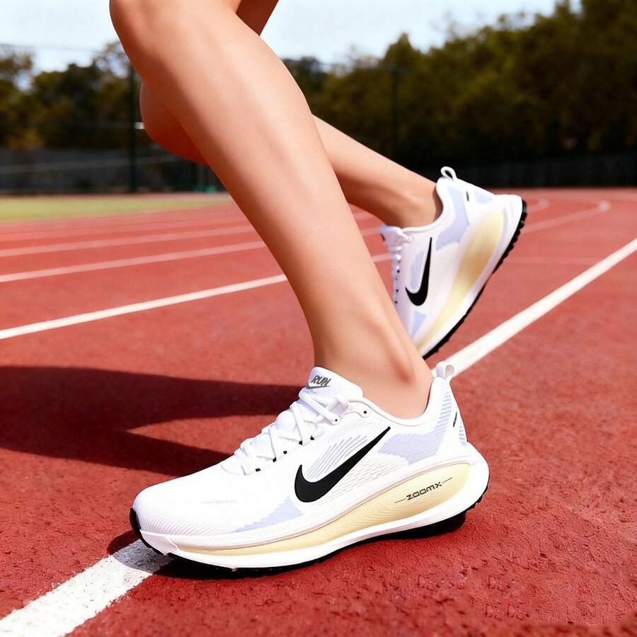 أحذية الجري للنساء، أحذية رياضية بيضاء منفذة للهواء، أحذية الجري مقاومة للصدمات من طراز NIKE VOMERO 18، مناسبة للتنقل والارتداء اليومي - أبيض/أسود - مشاهدة 1