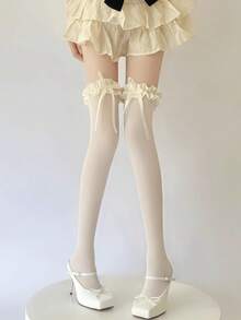 زوج أو ثلاثة أزواج من جوارب طويلة حتى الركبة مزينة بالدانتيل والفيونكة، مريحة للخريف الجديد