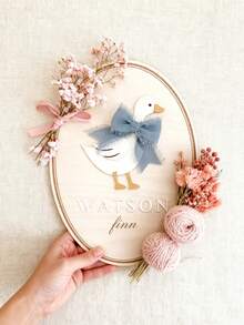 1 pieza Tablero de anuncio de nacimiento personalizado con nombre y logotipo de ganso con lazo, tablero de anuncio de nacimiento personalizado, multifuncional, decorativo, con letras, de moda, colorido, kawaii, lindo, casual, único, personalizado, para familiares y amigos, recuerdos de padres primerizos de moda, regalos para nuevas madres, regalos familiares, regalos conmemorativos, regalos de Navidad.