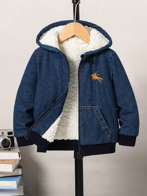 Jaqueta jeans infantil masculina casual com forro térmico, logo de pônei bordado e capuz.