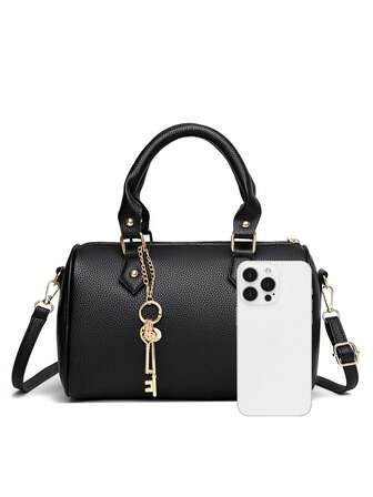 2024 Ny modeklassisk clownväska i enfärgad PU-färg, vattentätt material, bokstavsgrafik, tryck, dekor, kuddeformad väska med dubbla handtag och djurhänge. Lämplig för shopping, kan bäras crossbody. Lämplig för shopping, plånbok, unga kvinnor, studenter, nygifta, tjänstemän. Mycket lämplig för kontor, skola, arbete, affärer, pendling, utomhusaktiviteter, resor och utflykter.