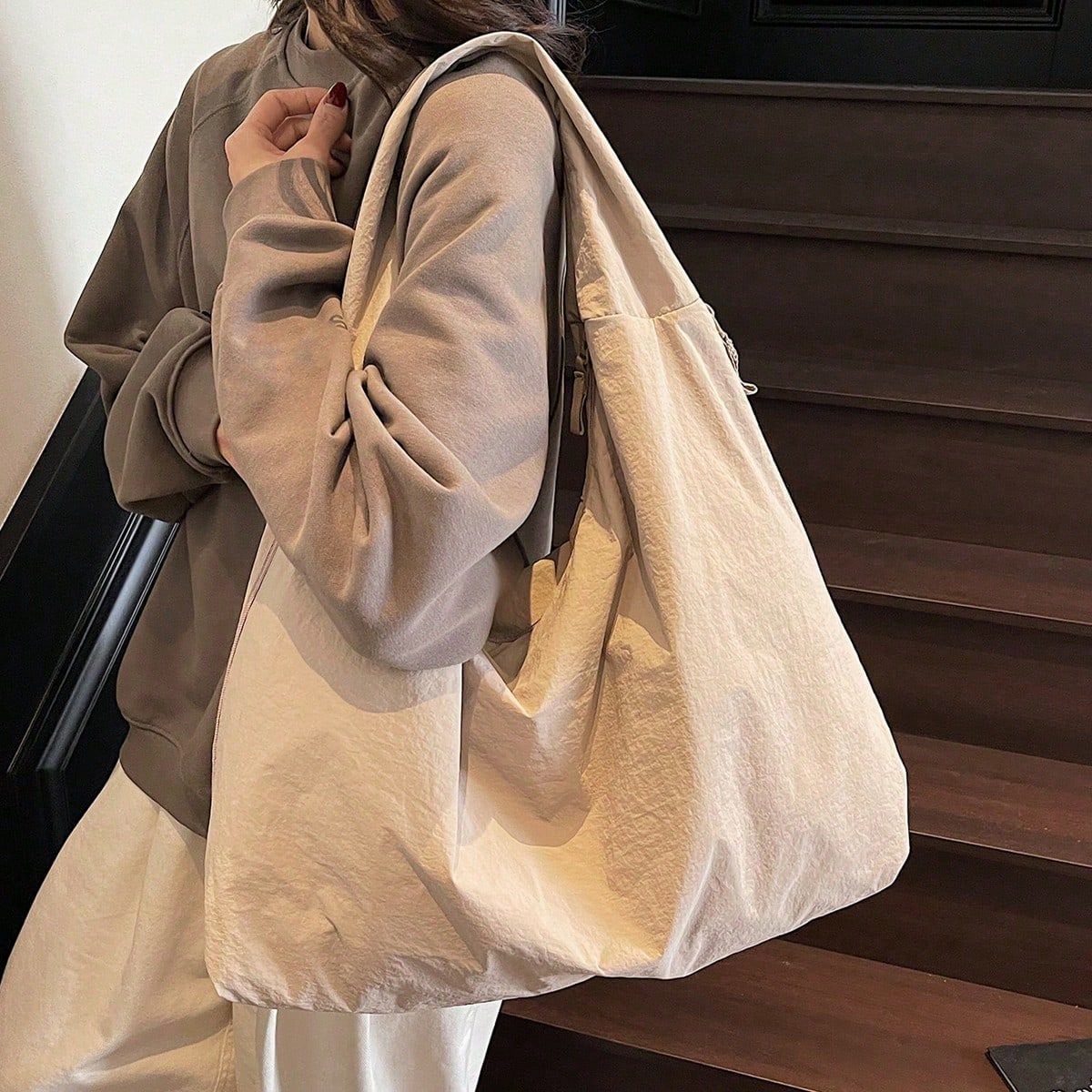 Bolso de hombro de nailon de gran capacidad y peso ligero. Dos bolsillos laterales para un almacenamiento fácil. Estilo minimalista, adecuado para us
