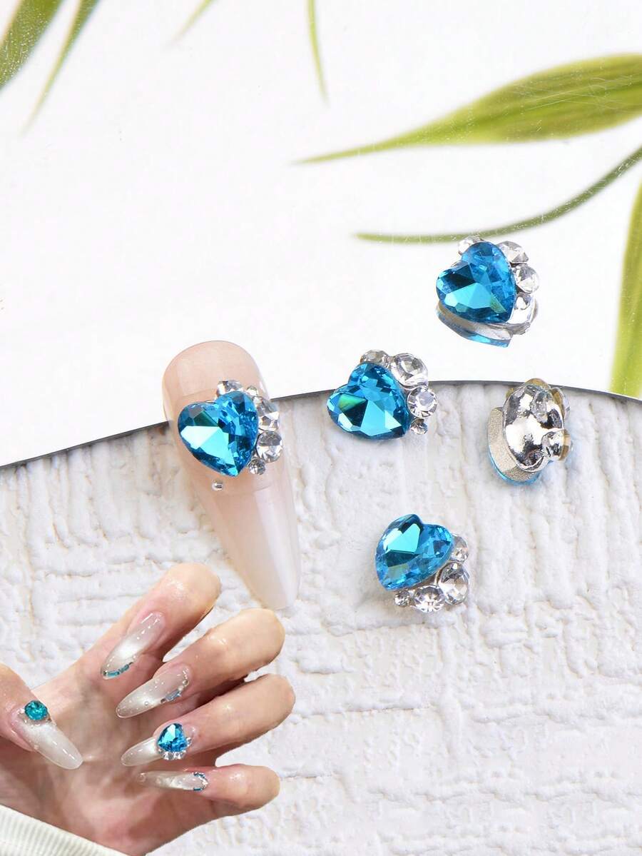 10 كرات زرقاء على شكل قلب مرصعة بالراين ستون، كل منها يتلألأ بلمعان مسحور، كأنها كنوز غامضة من أعماق البحر. هذه الزينات الفاخرة لا تقدم تأثيرات بصرية رائعة فحسب، بل هي أيضًا مذهلة في الاستخدام، إذ يكفي ضغطة خفيفة لإكمال زينة الأظافر.