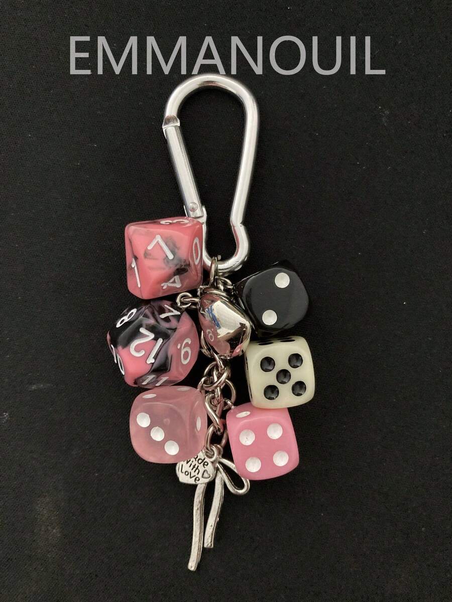 1 件男女通用手工幸运骰子钥匙扣、独特亚文化 Y2K 配饰、台球吊坠、背包饰品 - 粉色 - 粉色 - 查看 1