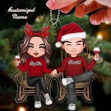 Llavero personalizado de muñecos de pareja sentados en una silla como adorno personalizado de acrílico para su regalo de Navidad, colgante navideño