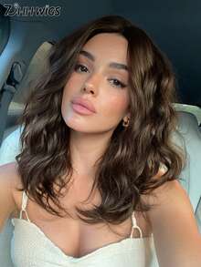 7JHH WIGS Peluca corta ondulada de 14 pulgadas de color marrón para mujeres, peluca bob de longitud hasta los hombros con rizos ondulados y flequillo lateral, fibra sintética resistente al calor para uso diario y de disfraz - Marrón - Ver 2