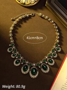 Um Conjunto de Colar Pingente e Brincos de Gema Bicolor Vintage de Luxo, com um Design Delicado Pendente. Confeccionado com Base de Liga e Detalhes em Gemas, este Elegante e Sofisticado Conjunto de Joias é uma Escolha Perfeita para Galas, Festas e Comemorações de Feriados. - Verde Escuro - Visão 5