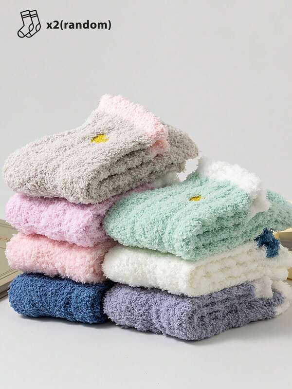 2 pares de calcetines tripulación de felpa coral de color aleatorio, suaves y combinables con todo, calcetines esponjosos, cálidos y lindos, con decoración de corazón, calcetines de felpa coral esponjosos hasta el tobillo, adecuados para otoño/invierno para usar en interiores y exteriores, días festivos