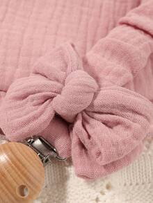 3 件婴儿纯色和印花奶嘴夹、蝴蝶结奶嘴夹、木制 3 孔奶嘴夹、适合日常使用、褶边奶嘴夹、心形奶嘴夹、围兜和拍嗝布套装 - 彩色 - 查看 4