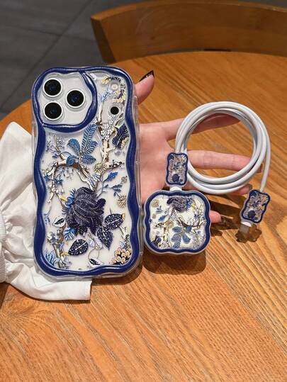 4 件套（1 个波浪纹手机壳 + 1 个波浪纹英国插头充电器保护套 + 2 个波浪纹数据线保护套）UV 涂漆蓝色花卉图案hone 17/17 Pro/17 Pro Max/Air/16/16 Pro/16 Pro Max/16 Plus/7/8/7P/8P/X/XS/XR/XS Max/11/11 Pro/11 Pro Max/12/12 Pro/12 Pro Max/12 Mini/13/13 Pro/13 Pro Max/14/14 Pro/14 Plus/14 Pro Max/15/15 Pro/15 Plus/15 Pro Max