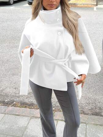 Cappotto corto elegante da donna in stile mantella, in lana tinta unita, con collo alto, vita stretta, cintura in tinta, chiusura con bottoni anteriori, adatto per uso quotidiano