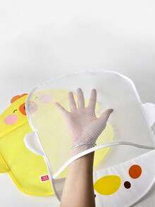 Bolsa de red de almacenamiento para baño de bebé con diseño de pato de dibujos animados de 42*43cm. Bolsa de malla de almacenamiento de juguetes de baño para niños con estilo de dibujos animados lindos, montada en la pared. Bolsa de malla impermeable y drenaje para almacenamiento de artículos de tocador en el baño con ventosas para una sujeción firme. (Limpie la pared antes de usar la ventosa y déjela vacía durante 24 horas antes de colocar los artículos.)