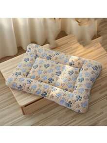 Tappetino per animali domestici in pile di corallo bianco latte con motivo a impronte, adatto per gatti e cani di piccola e media taglia, scelta ideale per il sonno durante tutto l'anno. Tappetini in pile, cucce per gatti, cuscini per il sonno dei gatti, cucce per cani, coperte in pile di corallo per cani, disponibili in una varietà di colori e stili, ce n'è sempre uno adatto al tuo animale domestico, aiutando a bloccare efficacemente l'umidità