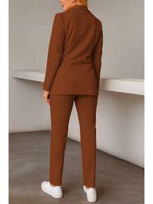 Conjunto elegante de blazer y pantalón de manga larga con cuello chal y doble botonadura para mujer, tejido elástico medio. - Marrón - Ver 4