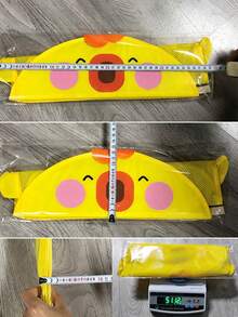 Bolsa de red de almacenamiento para baño de bebé con diseño de pato de dibujos animados de 42*43cm. Bolsa de malla de almacenamiento de juguetes de baño para niños con estilo de dibujos animados lindos, montada en la pared. Bolsa de malla impermeable y drenaje para almacenamiento de artículos de tocador en el baño con ventosas para una sujeción firme. (Limpie la pared antes de usar la ventosa y déjela vacía durante 24 horas antes de colocar los artículos.)