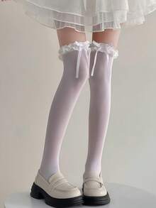 زوج أو ثلاثة أزواج من جوارب طويلة حتى الركبة مزينة بالدانتيل والفيونكة، مريحة للخريف الجديد