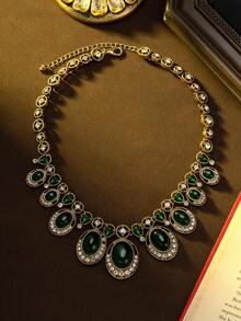 Um Conjunto de Colar Pingente e Brincos de Gema Bicolor Vintage de Luxo, com um Design Delicado Pendente. Confeccionado com Base de Liga e Detalhes em Gemas, este Elegante e Sofisticado Conjunto de Joias é uma Escolha Perfeita para Galas, Festas e Comemorações de Feriados. - Verde Escuro - Visão 2
