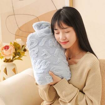 A Set Of 2000ml High-Density PVC Material Hot Water Bottle With A Knitted Cover, Featuring A Fresh And Simple Style In Solid Color. It Is Suitable For Home Use, Can Be Filled With Water, Explosion-Proof Plush Cover, For Therapeutic Use, And Can Be Microwaved. Perfect For Daily Indoor And Outdoor Use In Winter, Portable For Warming Hands, Feet, And For Applying Heat To The Stomach.