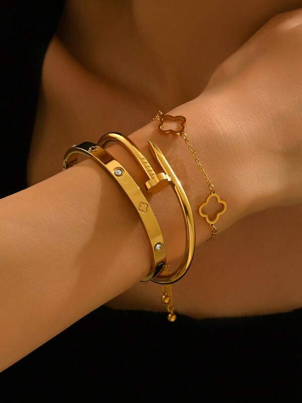 سوار أظافر ذهبي متعدد الطبقات مزين بتعويذة البرسيم والماس، أنيق وعصري قطعة واحدة
