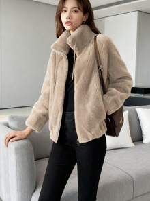 Women's Faux Shearling Fleece Jacket - Full Zip, Soft Warm & Cozy With Functional Pockets | Fall Winter Casual Everyday Wear. Made Of Soft, Faux Fur Fabric With A Drawstring Stand Collar, This Solid-Color Jacket Balances A Sweet, Cool, And Warm Look With An Eye-Catching Yet Understated Style, Making It A Sophisticated Piece To Brighten Up Your Fall And Winter Outfits. Suitable For Everyday Outings, Coffee Shop Visits, And Casual Commutes, It's Comfortable For Both Indoor And Outdoor Wear. - 卡其色 - 查看 2