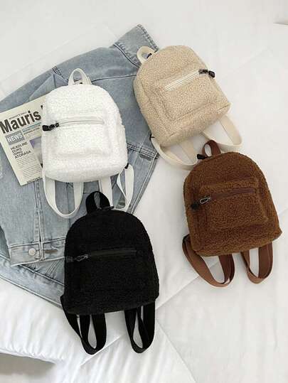 Den nya plyschryggsäcken är avslappnad och enkel, med dragkedja och justerbara axelremmar. Den är lämplig för shopping, resor och fester. Den kan enkelt rymma dagliga nödvändigheter. Det är ett mångsidigt plagg och en modefavorit. Den passar för olika stilar och tillfällen och har stark stilanpassningsförmåga.