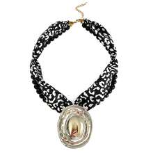 1pc Fashionable Polka Dot Scarf Style Natural Tiger's Eye Glass Beaded Stainless Steel Heart Pendant Necklace, Women Jewelry