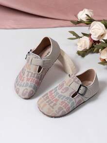 زوج من أحذية البنات ذات القاع المسطح والأصابع المستديرة، مصممة بنقوش زهرية صغيرة وخطاف وحلقة للارتداء والخلع، خفيفة الوزن، مريحة وأنيقة، مناسبة لجميع المواسم، للسفر اليومي والرحلات الخارجية