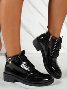 女士秋冬新款黑色漆皮系带侧拉链心形装饰奢华时尚百搭走秀派对机车踝靴，休闲户外欧美复古风短靴，网红推荐仙气十足的法式简约设计度假粗跟踝靴 - 黑色 - 查看 4