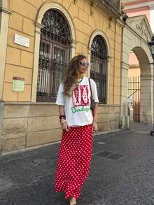 Camiseta Feminina Gola Redonda Estampa Verão SARDINES com fundo Vermelho Blusa em Algodão