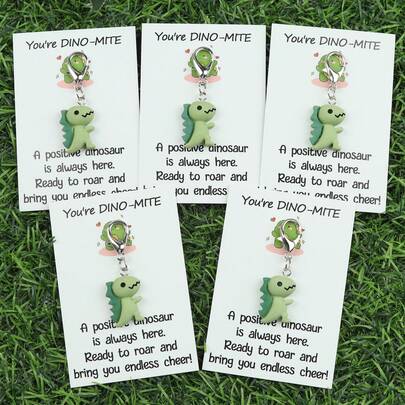 1个/3个/5个“你真棒！”主题挂饰，可爱的小恐龙造型，配有银环。卡片上的文字传递着积极快乐的情绪，适合送给朋友表达鼓励和祝福，也可以用来装饰钥匙、包包等。圣诞节礼物，送给老师、姐妹或朋友的理想选择。