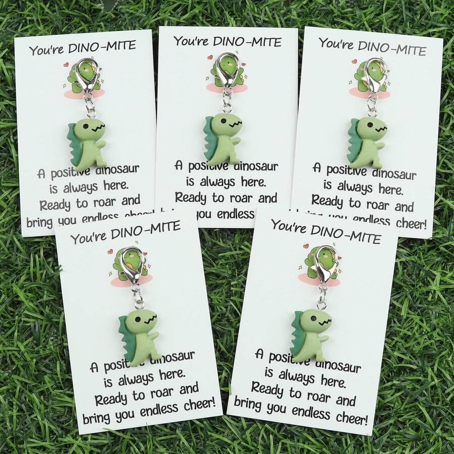 1/3/5 món đồ trang trí treo tường chủ đề "You're DINO - MITE", hình khủng long nhỏ xinh xắn với vòng bạc. Lời bài hát truyền tải cảm xúc tích cực và vui tươi, thích hợp làm quà tặng cho bạn bè để thể hiện sự khích lệ và lời chúc phúc. Cũng có thể dùng để trang trí chìa khóa, túi xách, v.v. Ý tưởng quà tặng cho xe hơi, túi xách, quà tặng cho thầy cô, chị gái, v.v. - màu xanh lá - Xem 1