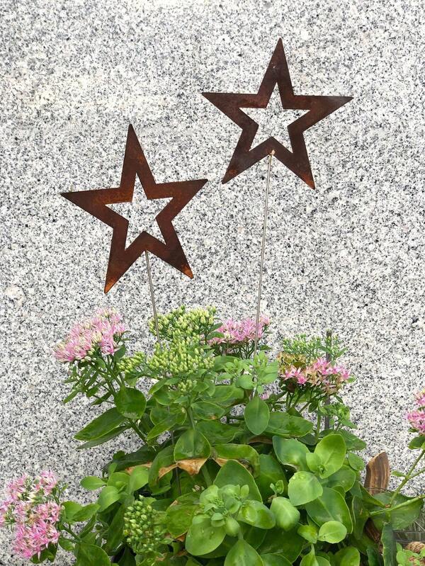 2/4 Estacas de Plantas em Formato de Estrela de Natal Enferrujadas - Arte em Metal Feita à Mão - Decoração Aconchegante para Casa - Decoração Rústica de Natal - Decoração Artística para Exteriores, Estacas de Jardim em Formato de Estrela Oca, Artesanato Resistente Soldado à Mão, Adequado para Vasos Internos e Externos