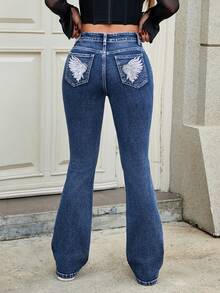 女式复古水洗喇叭牛仔裤，后袋饰有翼形刺绣，弹力长款