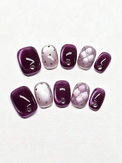 10片纯手工制作美甲贴片，短款椭圆形美甲，紫色猫眼图案，点缀波点和小钻石，立体菱形网格，温柔优雅简约可爱，适合女士和女孩春夏秋冬节日派对及日常生活使用。