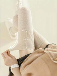 3 Pares de Meias Cano Alto para Outono e Inverno, Meias Grossas e Quentes para Coxas Femininas, Meias Altas Antiderrapantes, Meias Macias e Grossas para o Inverno Quente, Adequadas para Ciclismo, Viagens e Atividades ao Ar Livre - Multicolorido - Visão 4