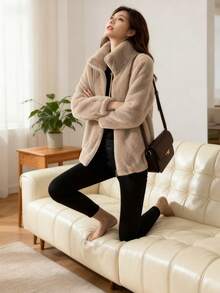 Women's Faux Shearling Fleece Jacket - Full Zip, Soft Warm & Cozy With Functional Pockets | Fall Winter Casual Everyday Wear. Made Of Soft, Faux Fur Fabric With A Drawstring Stand Collar, This Solid-Color Jacket Balances A Sweet, Cool, And Warm Look With An Eye-Catching Yet Understated Style, Making It A Sophisticated Piece To Brighten Up Your Fall And Winter Outfits. Suitable For Everyday Outings, Coffee Shop Visits, And Casual Commutes, It's Comfortable For Both Indoor And Outdoor Wear. - 卡其色 - 查看 3